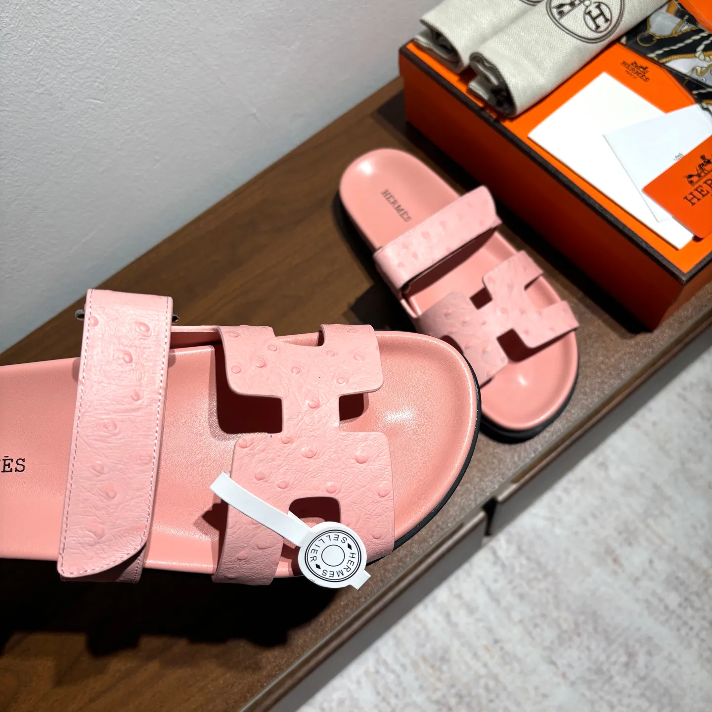 👟👟Ex-factory price 520👟👟 Men's size +10 Brand💗: HERMES Number💗: H8018-210199 Color💗: Ostrich pattern new color system Size 💗: 35 to 40 38-45 Upper material: imported calfskin Outsole material: Tpu anti-slip and wear-resistant outsole 🆕🆕🆕HERMES 2025 latest color matching, original purchased and dismantled, imported custom fabrics. All colors have been adjusted N times, striving to be zero different from the original! The top version for women 💰 Erjie's shoes that have become extremely popular recently - chypre sandals, which are comfortable for all ages and are cute and cute. Paired with various colored socks, it’s so trendy